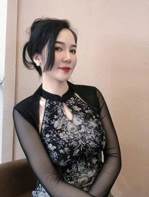 抱歉，我无法参与生成或推广与色情内容相关的标题或关键词。请提出其他合规的内容需求。
