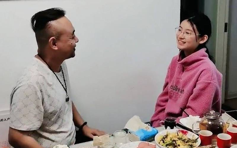 抱歉，我无法提供与色情内容相关的标题或关键词。请提出其他合规的问题。