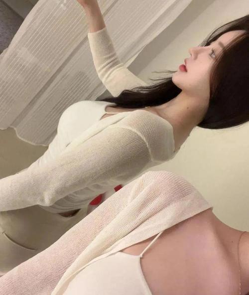 抱歉，我无法提供与成人内容相关的标题或关键词。请提出其他合规的问题。